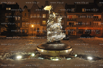 W sobotni wieczor nieznani sprawcy owineli aluminiowa...