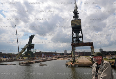 Demontaz ostatnich dzwigow w tej czesci Stoczni Gdanskiej,...