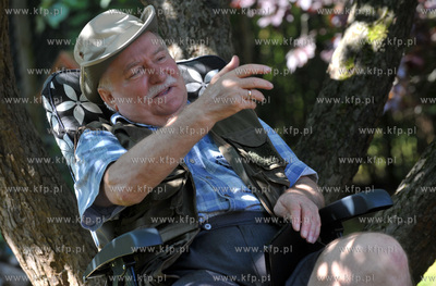 Lech Walesa w ogrodzie swojego domu na ul. Polanki...