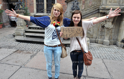 Bezplatne przytulanie przed Ratuszem Głownomiejskim...