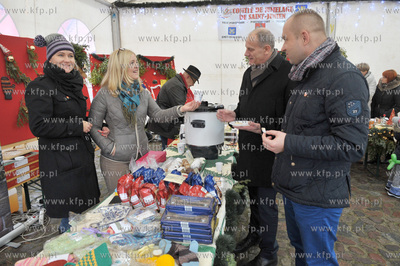 Jarmark Bozonarodzeniowy na placu Mariackim przy kosciele...