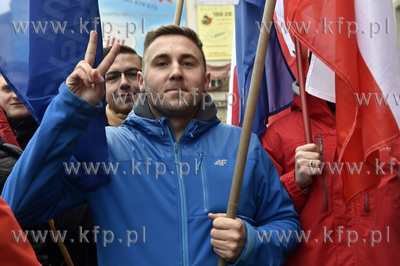 Pikieta opozycji przed biurami posłów PiS na Targu...
