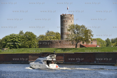 Gdańsk Nowy Port. Pred twierdzą Wisłoujście przepływa...