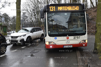 Źle zaparkowany samochód zablokował przejazd  autobusu...