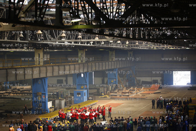 Stocznia Gdansk. Hala K1. Do sniadania stoczniowcom...