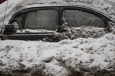 Gdansk. Zasypany sniegiem przez plug samochod, zaparkowany...