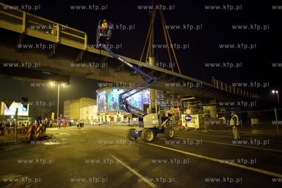 Gdansk Wrzeszcz. Montaz ostatniego elementu estakady...