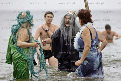 Noworoczna zimowa kapiel  gdanskich morsow na plazy...