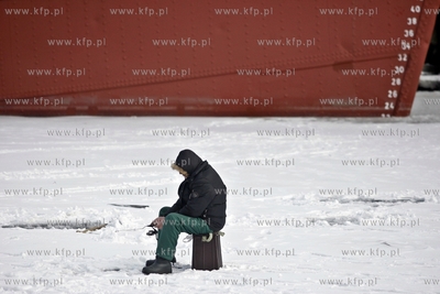 Wędkarze łowią ryby na zamarzniętej Motławie.
13.02.2012
fot....