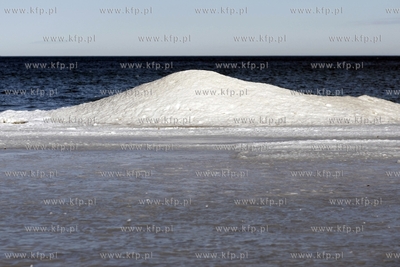 Sopot. Częściowo zamarznięta Zatoka Gdańska.
20.02.2012
fot....