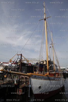 Remontowany zaglowiec General Zaruski w Stoczni Remontowej...