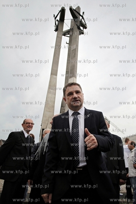 Gdansk. Zlozenie kwiatow pod pomnikiem Poleglych Stoczniowcow...