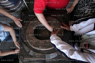 Przed stadionem pilkarskim PGE Arena odslonieto jej...