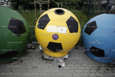 Smietniki przed stadionem PGE Arena od strony ul. Marynarki...