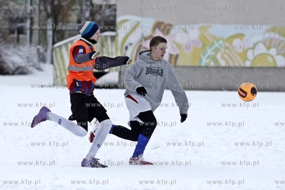 Gdansk Zaspa. Pilkarski turniej dzikich druzyn Do przerwy...