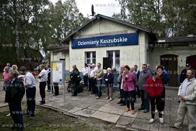 Przejazd pociągu na trasie Gdynia Główna - Brusy,...