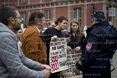Gdańsk. Długi Targ. Manifestacja za przyjęciem uchodźców....
