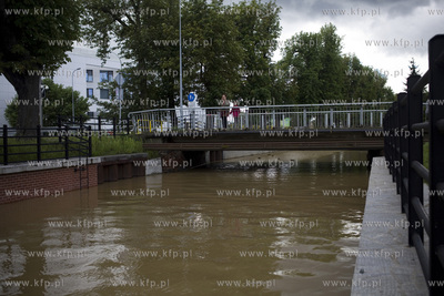 Wysoki stan wody na Raduni po obfitych opadach deszczu...