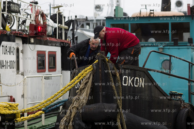 Transport historycznego holownika Okoń z przystani...