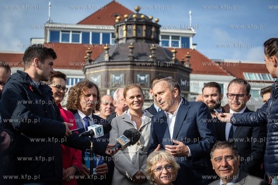 Spacer liderów Koalicji Obywatelskiej Grzegorza Schetyny,...