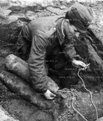 Saper przygotowuje niewypaly pozostale po II wojnie...