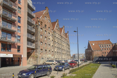 Gdańsk. Wyspa Spichrzów. Stare spichlerze oraz odrestaurowane...