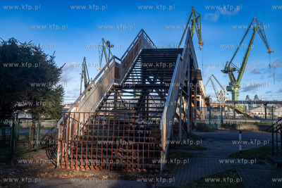 Kładka dla pieszych prowadzaca na przystanek SKM Gdańsk...