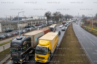 Przygotowania do zmiany organizacji ruch na estakadzie...