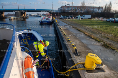 Testowy rejs promu F8, kursującego wzdłuż remontowanego...