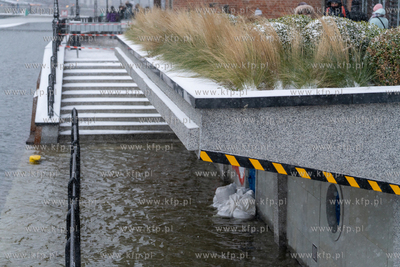 Z powodu utrzymującego się sztormu i silnego wiatru...