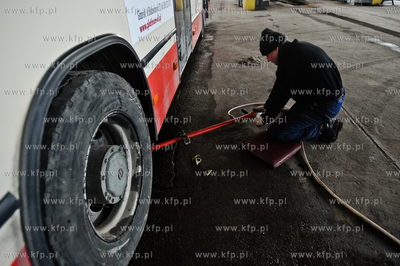 Pokaz mycia autobusow w zajezdni ZKM przy Al. Gen....