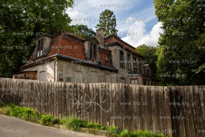 Gdańsk, Wrzeszcz, ul Traugutta 94-96. Niszczejący...