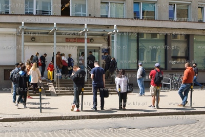 Długa kolejka oczekujących pod Pomorskim Urzędem...