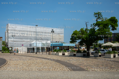 Gdańsk. Renowacja napisu STOCZNIA nad bramą nr 2....