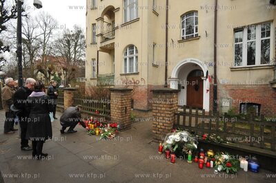 Zaloba narodowa po katastrofie prezydenckiego samolotu...