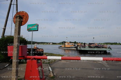 Przeprawa promowa w Swibnie. Prom laczy brzegi Przekopu...