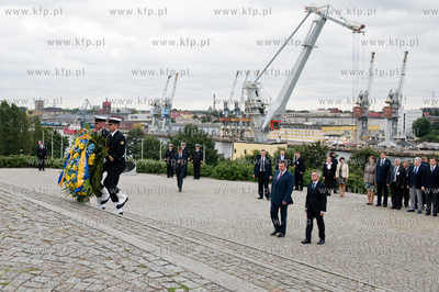 Gdansk. Westerplatte. Zlozenie kwiatow pod Pomnikiem...