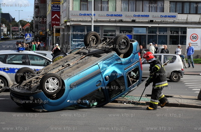 Gdansk. Wypadek dwoch aut na skrzyzowaniu ulic Grunwaldzkiej...