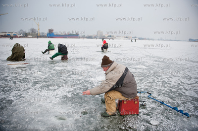 Gdansk. Martwa Wisla. Niskie temperatury utworzyly...