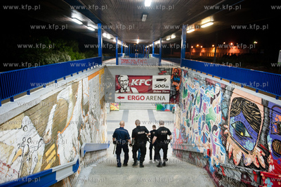 Gdansk. Zabianka. Interwencja policji w pociagu Inter...