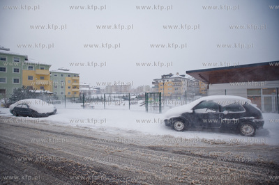 Gdansk. Os. Pogodne. Porywisty wiatr oraz silne opady...