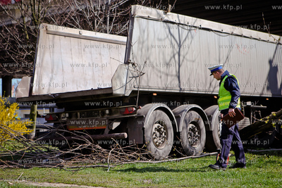 Gdynia. Wypadek auta ciezarowego z naczepa, ktore jadaca...