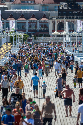 Upalny, bardzo sloneczny, sobotni dzien na plazy i...