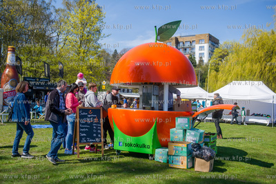 Gdynia. Skwer Arki Gdynia. Majowka przy Bulwarze, podczas...