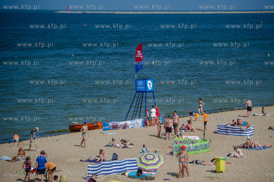 Gdańsk. Czerwona flaga na kąpielisku miejskim w Brzeźnie,...