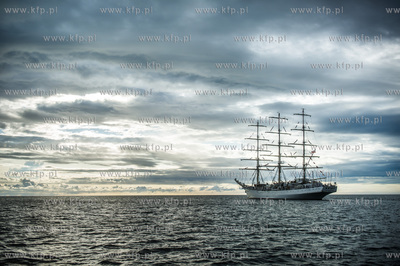 Zatoka Gdańsk. Wspólne ćwiczenia stawiania żagli...