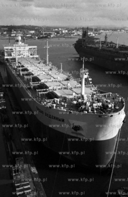 Wodowanie wielozadaniowego masowca Marshal Budyonnyy...