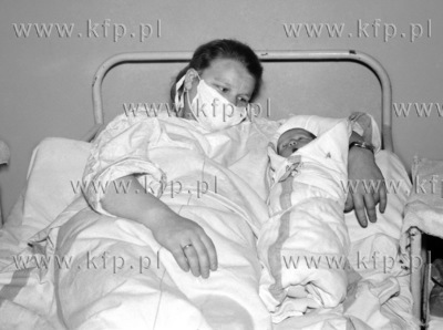 Matka z dzieckiem w szpitalu polozniczym na ul. Klinicznej...