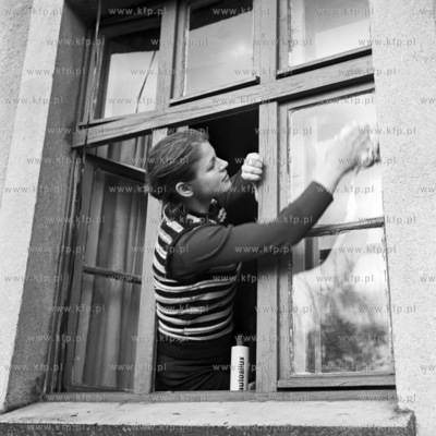 Wiosenne mycie okien. 
17.04.1973
6kwiecien73_z.kosycarz_p54
Fot....