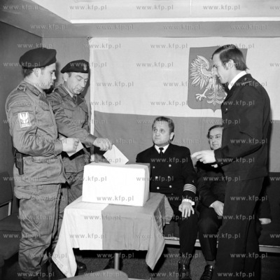 Wybory do Rad Narodowych. Lokal wyborczy na pokladzie...